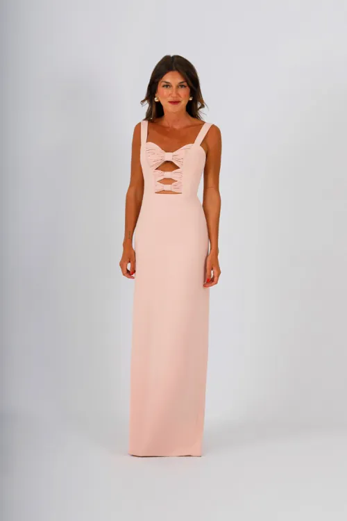 Vestido largo y ceñido de crepe que realza la silueta de forma elegante y a la vez con un toque sensual. Presenta un favorecedor escote corazón con detalles cut-out y una espalda descubierta. El diseño incluye una sutil abertura en la parte trasera para mayor comodidad y movimiento.