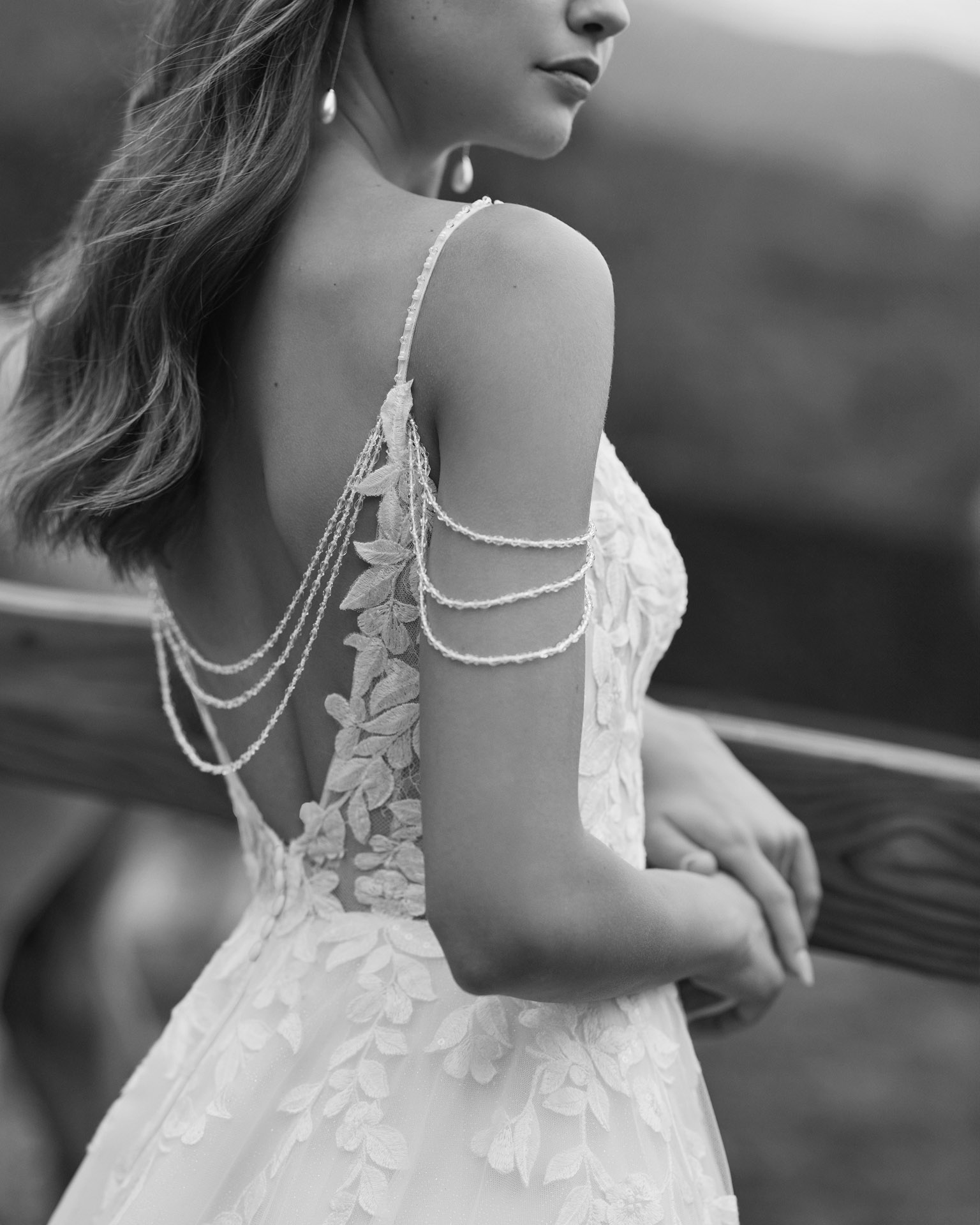 Vestido novia, de linea A. Confeccionado en tul glitter y encaje con escote ilusión, tirantes caídos y espalda escotada