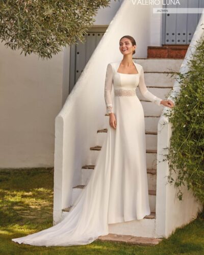 Vestido sofisticado de línea en A. confeccionado en georgette con acabados de encaje. Presenta un cuerpo de escote cuadrado. una espalda abierta de fantasía con tul adornada con tiras de encaje y manga larga adornada también con encaje. al igual que la cintura semitransparente. dejando pasa a la falda fluida y ligera. Un modelo elegante y muy en tendencia.