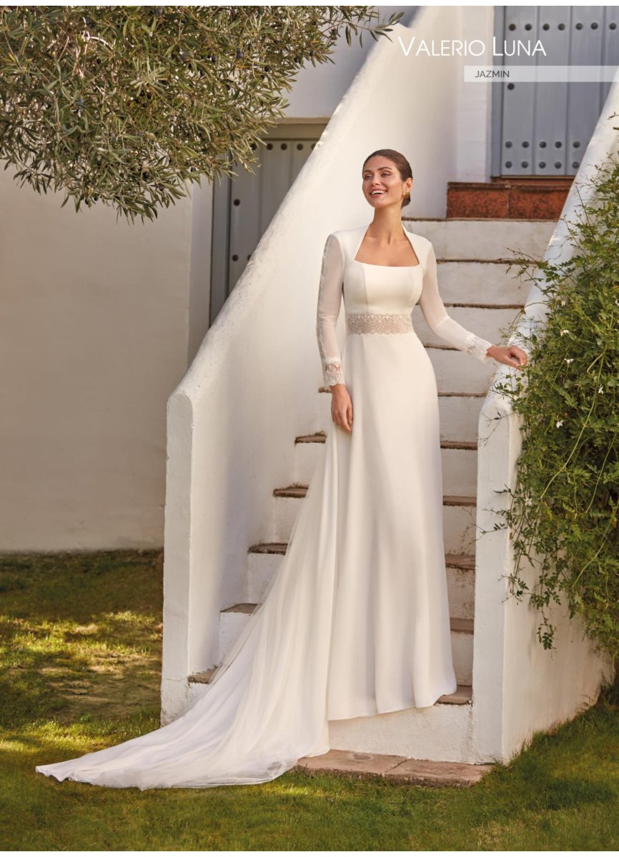 Vestido sofisticado de línea en A. confeccionado en georgette con acabados de encaje. Presenta un cuerpo de escote cuadrado. una espalda abierta de fantasía con tul adornada con tiras de encaje y manga larga adornada también con encaje. al igual que la cintura semitransparente. dejando pasa a la falda fluida y ligera. Un modelo elegante y muy en tendencia.