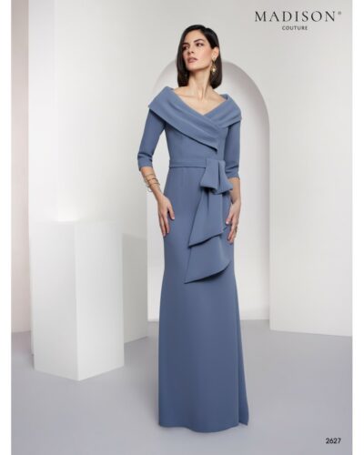 Modelo 2627 en azul grisáceo con escote cruzado y lazo en la cintura. Sobriedad refinada y estilo atemporal para madrinas de boda.