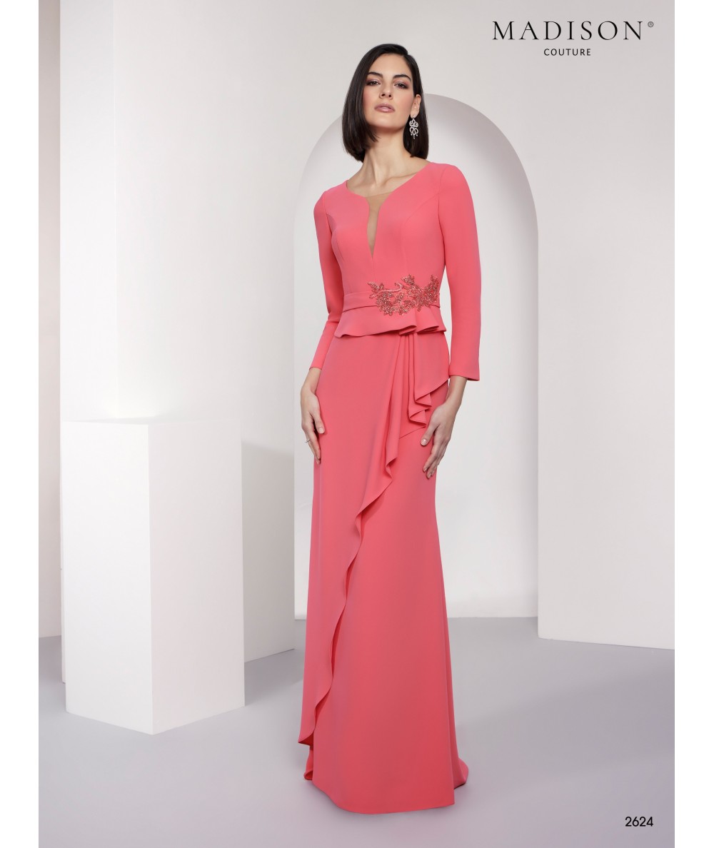 Vestido madrina rosa coral con bordados Modelo 2624 en rosa coral con escote en V y bordados en la cintura. Dulzura y estilo para madrinas en bodas de día.