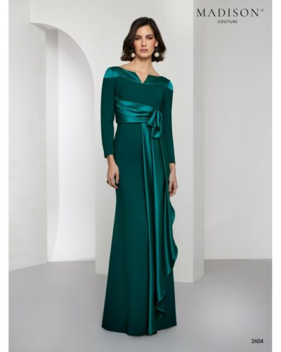 Vestido madrina verde botella fajín Vestido largo de madrina en verde botella con fajín satinado y escote en V. Sobriedad y lujo para madrinas.