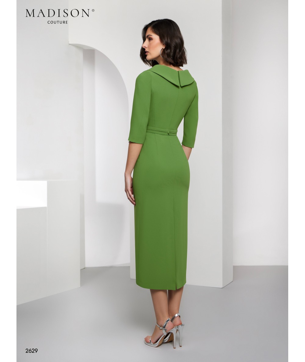 Vestido madrina verde oliva midi con cinturón Modelo 2629 en verde oliva, vestido midi con escote cruzado y cinturón joya. Versatilidad y distinción para madrinas en bodas urbanas.