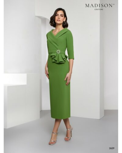 Vestido madrina verde oliva midi con cinturón Modelo 2629 en verde oliva, vestido midi con escote cruzado y cinturón joya. Versatilidad y distinción para madrinas en bodas urbanas.