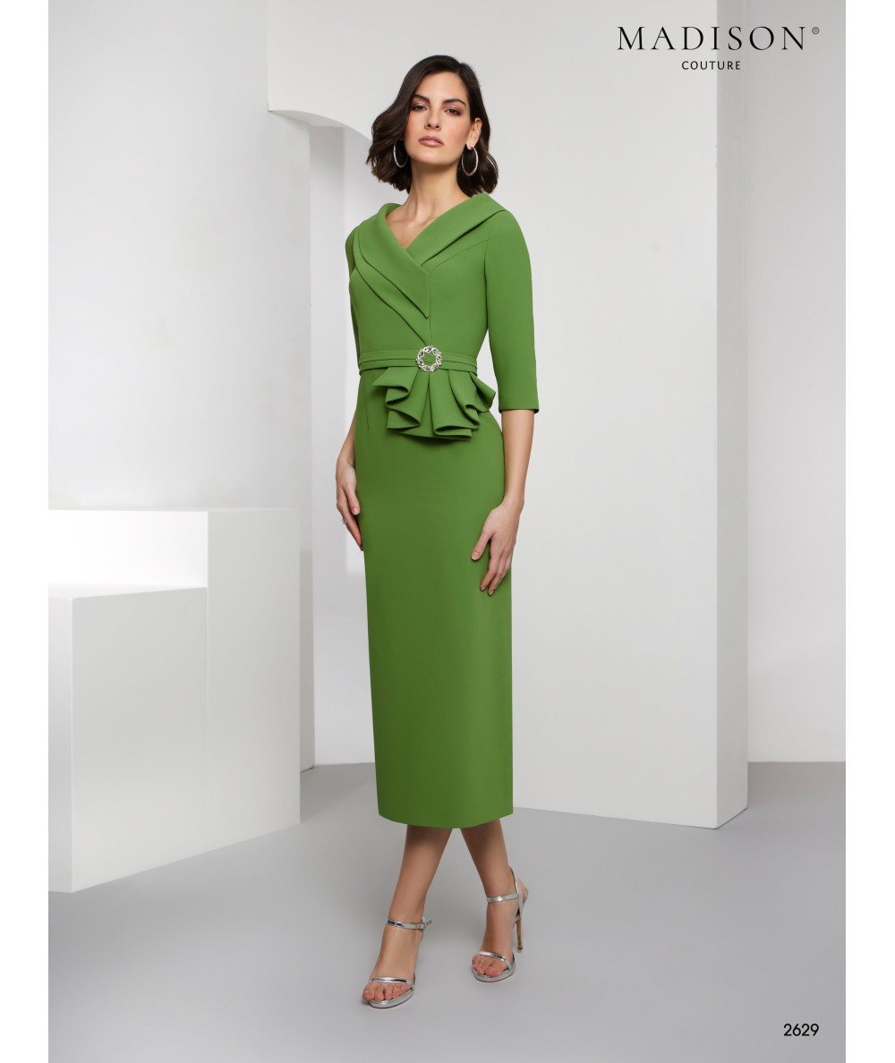 Vestido madrina verde oliva midi con cinturón Modelo 2629 en verde oliva, vestido midi con escote cruzado y cinturón joya. Versatilidad y distinción para madrinas en bodas urbanas.