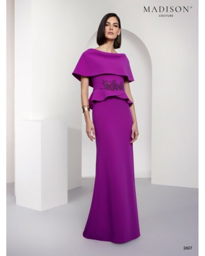 Vestido madrina violeta capa estola Vestido de madrina violeta con capa estola y cinturón bordado. Minimalismo elegante para madrinas.
