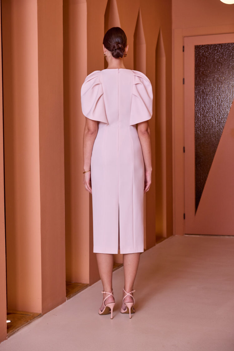 Vestido Carla Ruiz confeccionado en crepe. Escote cuadrado con detalle media capa de manga corta. Largo midi entubado.