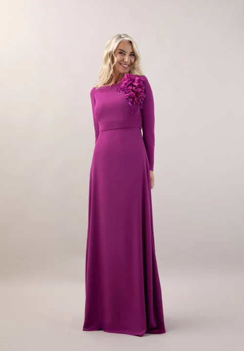 Vestido en triacetato y georgette con escote bardot y manga larga. Flor realizadas a mano en el mismo tejido con plumas naturales. Falda fluida. Confeccionado 100% en España.