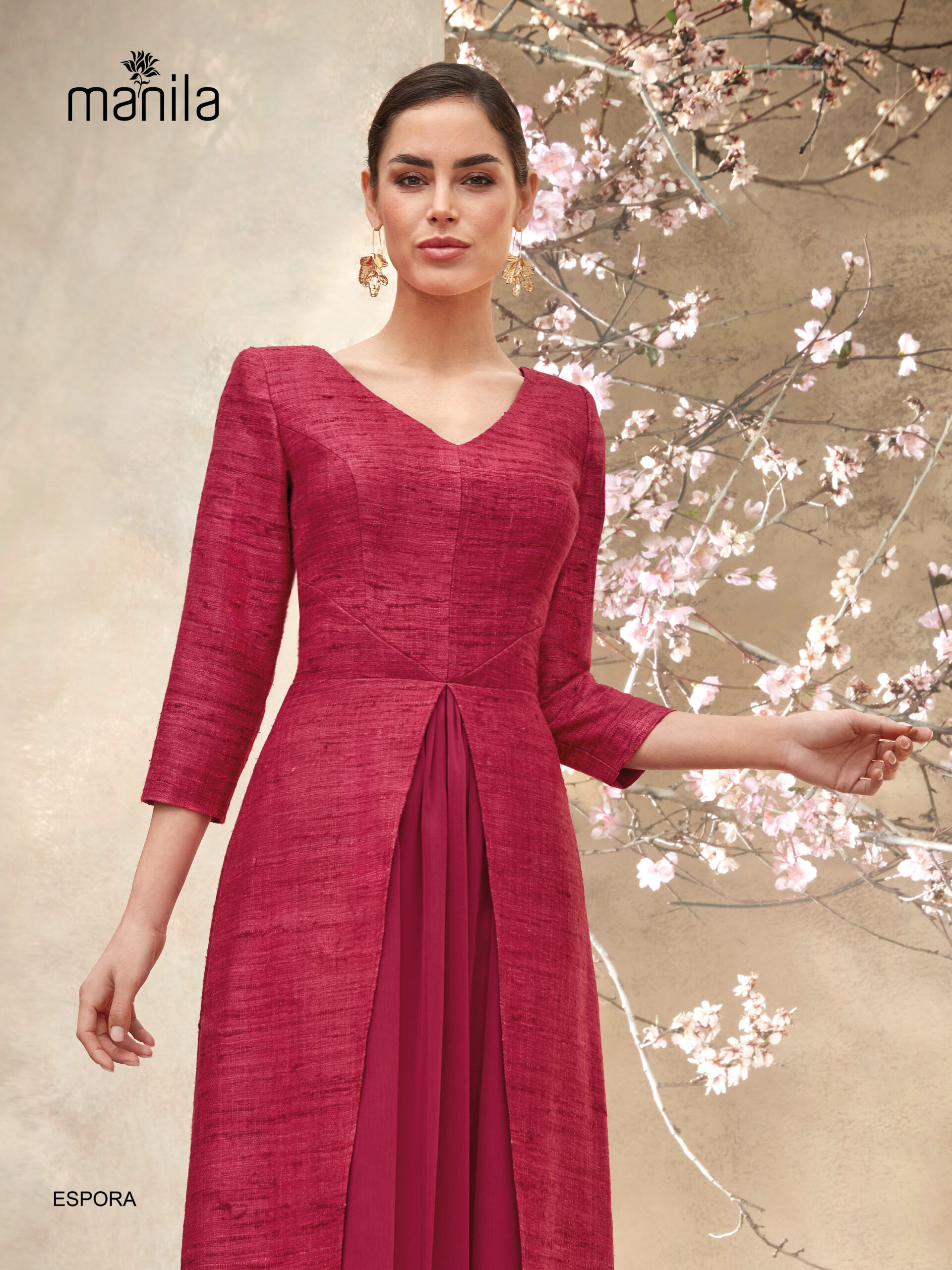 MOD.ESPORA MANILA Vestido con combinación de tejidos en seda rustica y gasa. Escote de pico y abertura frontal en la falda que muestra la gasa al tono.