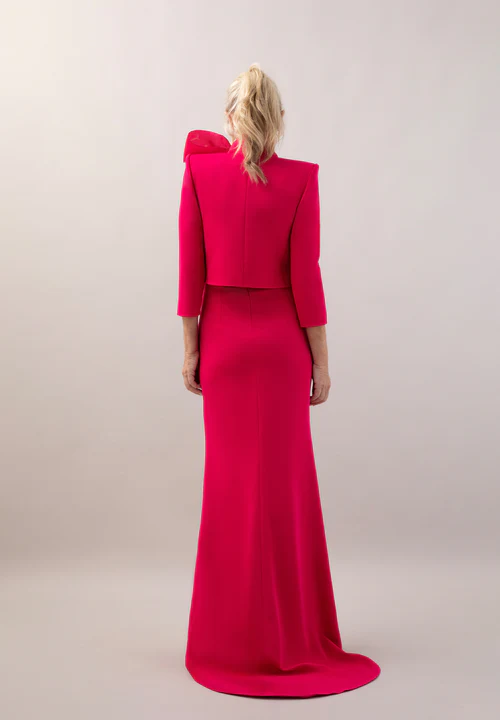 Vestido realizado en crepé con escote barco y manga francesa. Corte en la cintura con falda sirena. Chaqueta realizada en crepé con manga francesa y abertura en el centro.