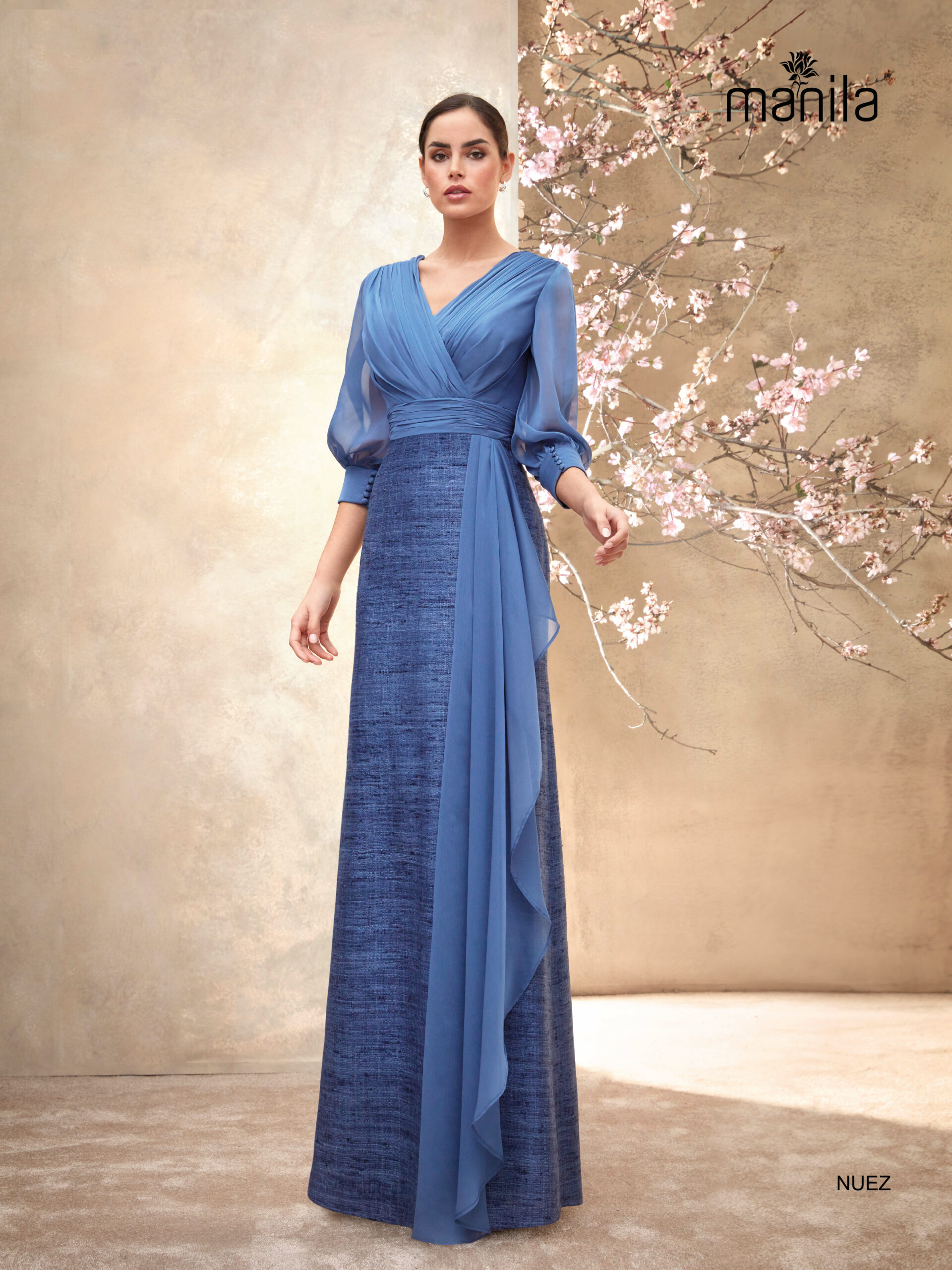 MOD.NUEZ MANILA Vestido con combinación de seda rustica en la falda y gasa en el cuerpo. Escote pico en gasa a conjunto del cinturón. Mangas abullonadas.