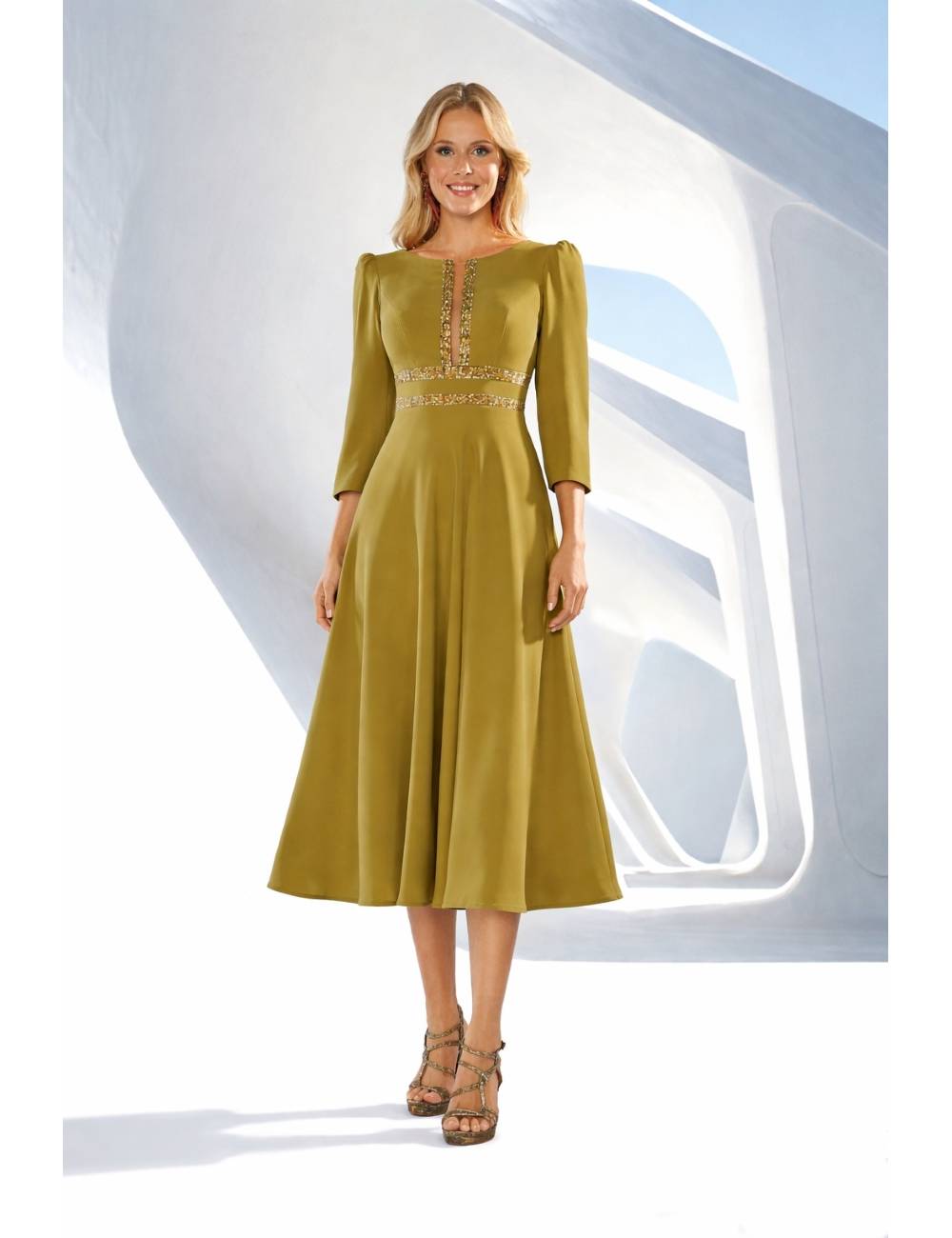 MOD.831 NATI JIMENEZ Vestido midi en tono pistacho, con falda de vuelo y corte a la cintura que realza la silueta de forma elegante.