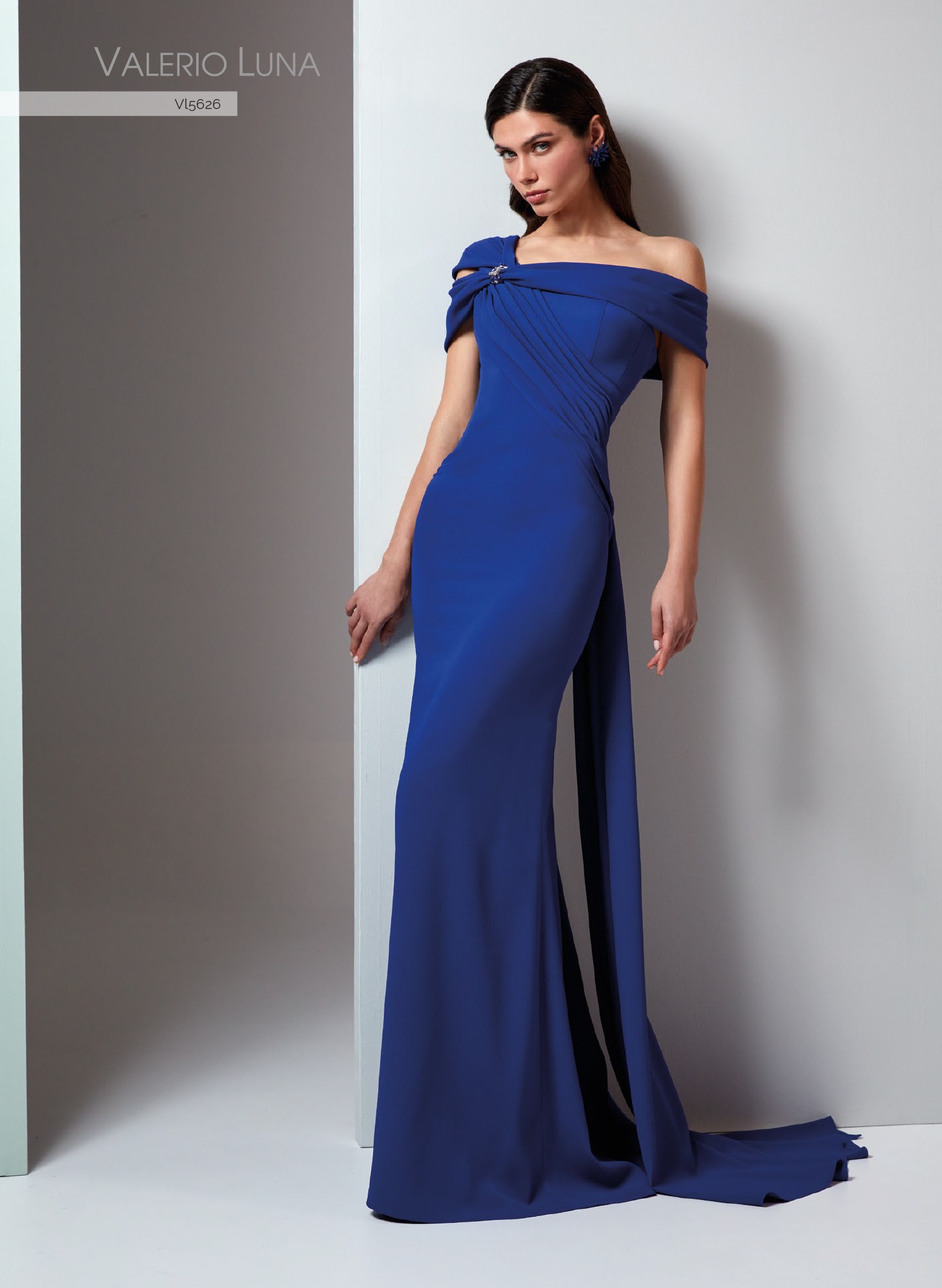 VALERIO LUNA MOD.5626 Este vestido de crepe presenta un diseño actual y diferente. Escote palabra de honor adornado con drapeados entrelazados