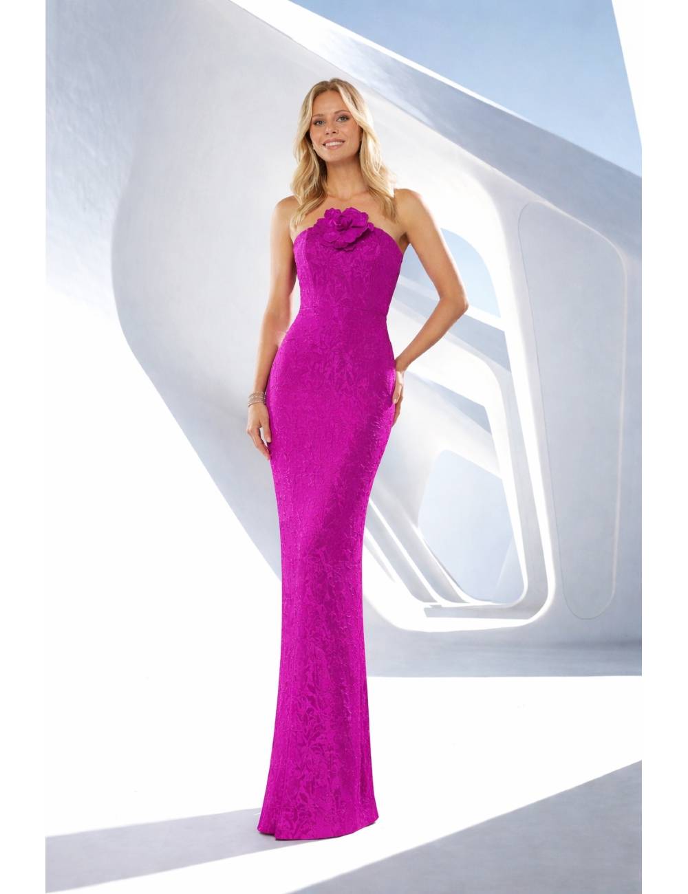 MOD.838 NATI JIMENEZ Vestido largo de corte elegante con diseño de hombros descubiertos que realza el cuello y los hombros de forma femenina.