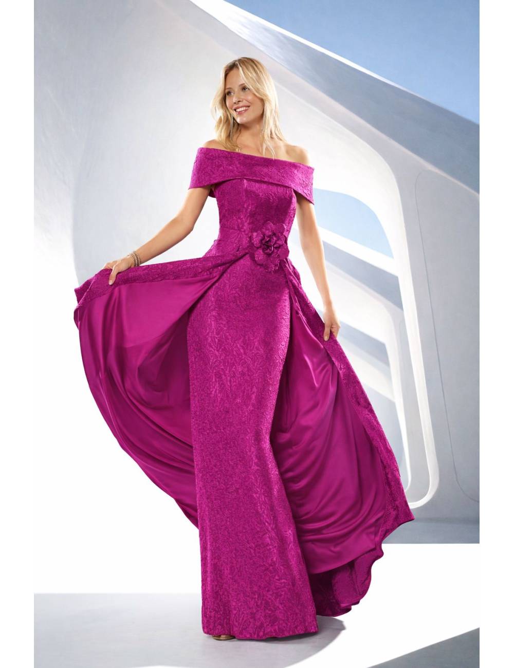 MOD.838 NATI JIMENEZ Vestido largo de corte elegante con diseño de hombros descubiertos que realza el cuello y los hombros de forma femenina.