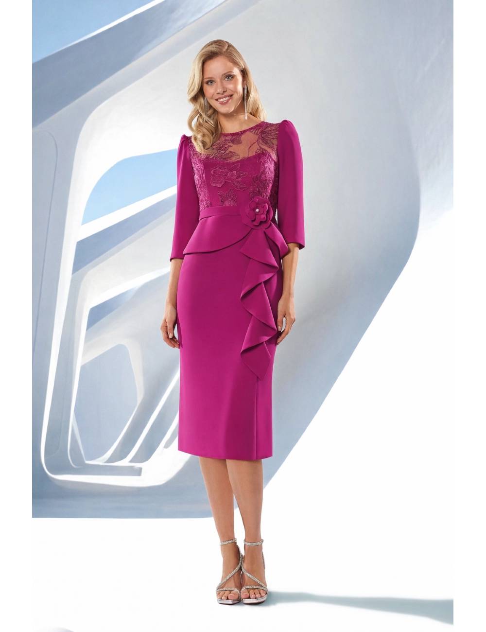 Vestido midi en tono petróleo con diseño elegante y favorecedor.