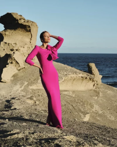 Nina combina elegancia minimalista y diseño contemporáneo. Confeccionado en crepe, destaca por su lazada estructurada insertada en el cuerpo, un detalle distintivo que aporta volumen y sofisticación al conjunto. Su silueta estiliza la figura, mientras que su manga francesa equilibra el diseño con un aire refinado y atemporal. Este diseño es perfecto para mujeres que buscan un vestido de fiesta elegante con un toque moderno y femenino. Su color vibrante y su diseño impecable lo convierten en una pieza protagonista de la colección.