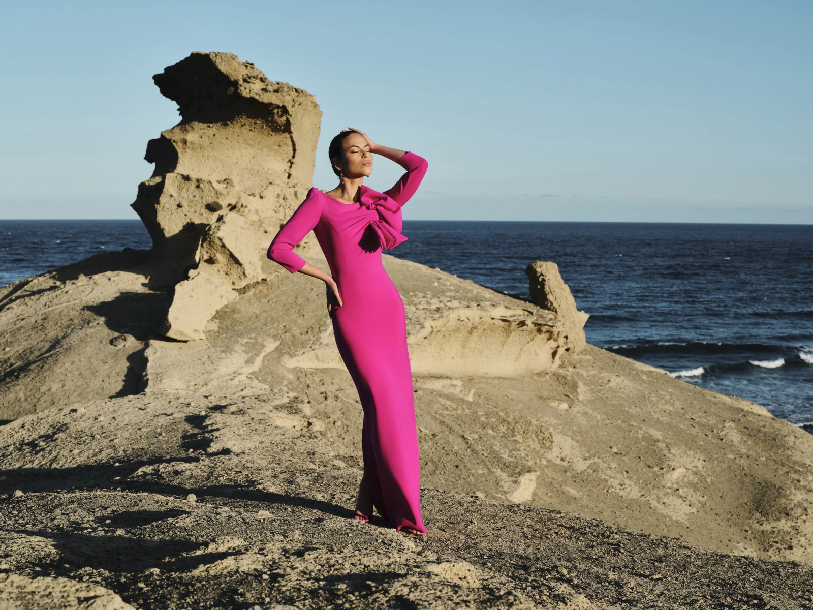 Nina combina elegancia minimalista y diseño contemporáneo. Confeccionado en crepe, destaca por su lazada estructurada insertada en el cuerpo, un detalle distintivo que aporta volumen y sofisticación al conjunto. Su silueta estiliza la figura, mientras que su manga francesa equilibra el diseño con un aire refinado y atemporal. Este diseño es perfecto para mujeres que buscan un vestido de fiesta elegante con un toque moderno y femenino. Su color vibrante y su diseño impecable lo convierten en una pieza protagonista de la colección.